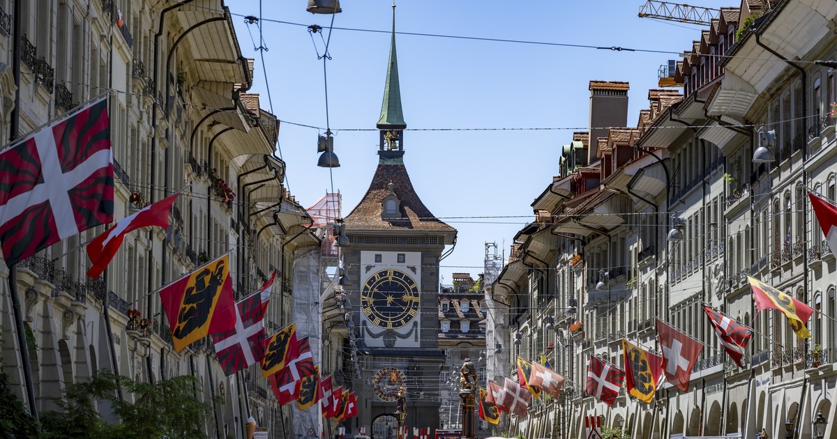 Berna - case istorice decorate cu staegul național și steagurile cantoanelor Confederației Elvețiene. Imagine cu caracter ilustrativ Foto: Profimedia