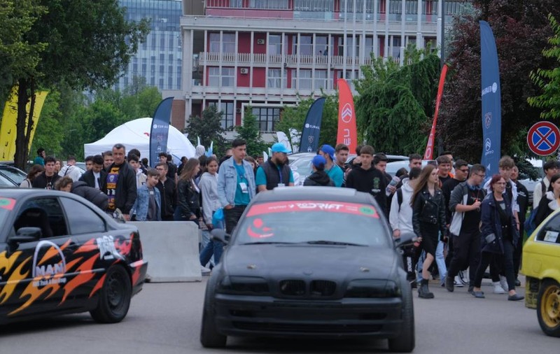 Cea mai spectaculoasă expoziție de automobile revine în campusul Politehnicii București. POLI AutoFEST se va desfășura în weekendul 16 – 18 mai
