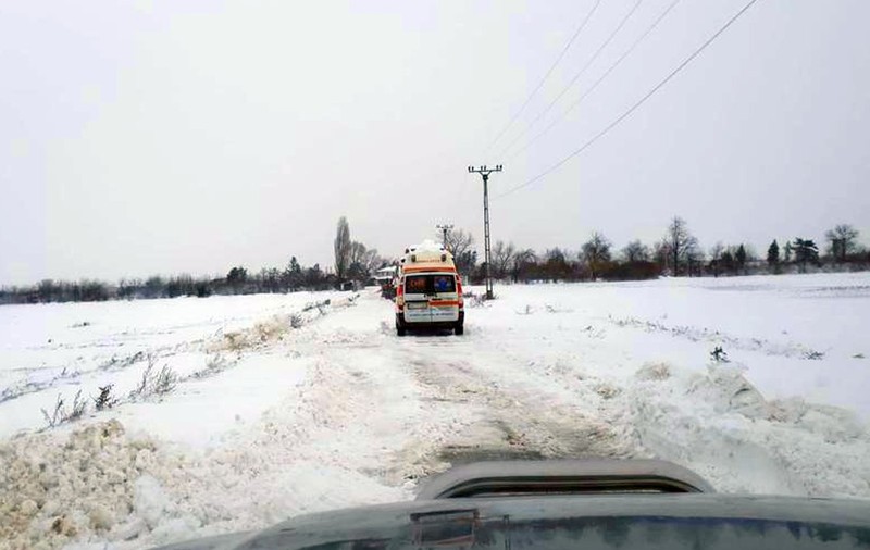 Zece drumuri naționale, închise din cauza ninsorilor abundente. Și porturile de la Marea Neagră sunt închise