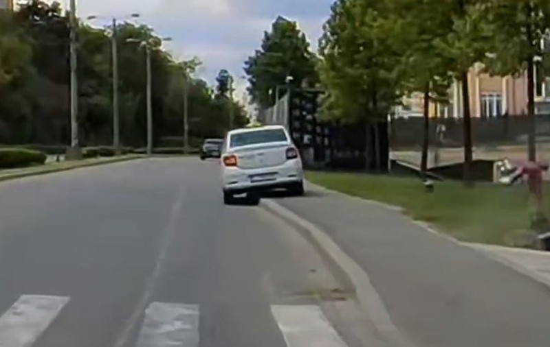 Taxi scăpat de sub control la Iulius Mall în Cluj. S-a urcat pe trotuar și era să lovească o femeie