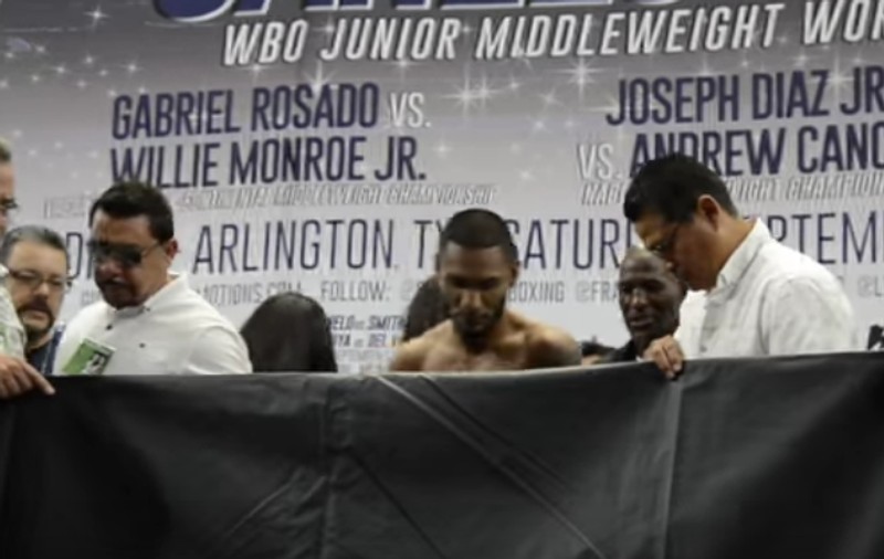 Boxerul Andrew Cancio a rămas dezbrăcat complet în faţa oamenilor ce asistau la cântarul oficial | VIDEO