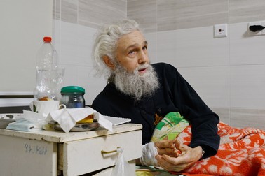 Spiridon (Yankovenko), unul dintre călugării mănăstirii Sviatohirsk Lavra, pe un pat de spital din Kramatorsk, pe 3 iunie 2022 | Foto: Profimedia
