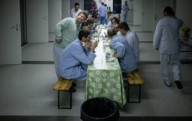 Cum e noaptea dintre ani pentru oamenii fără adăpost,  care abia își duc zilele. Revelion cu urme de artificii pe cer și o felie de tort de ciocolată