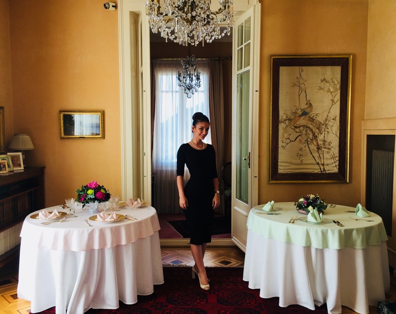 O româncă e stewardesa familiei regale din Emiratele Arabe! Andreea Ștefănescu a făcut aceeași școală de maniere ca Lady Diana