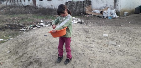 Iza, 6 ani, îşi imaginează zilnic că găteşte bunătăţi din pietre şi nisip