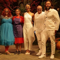 De la stânga la dreapta: prezentatoarea emisiunii Jayde Adams, Hanelore Dumitrache și maeștrii bucătari Carla Hall, Niklas Ekstedt, și Heston Blumenthal