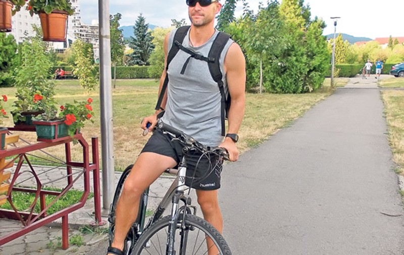 INTERVIU | Costică Buceschi, antrenorul lui HCM Baia Mare care vine cu bicicleta la antrenamente, are de furcă: «Fetele sunt mai rele, dar mai serioase»