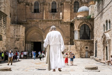 Un pelerin în fața intrării în Biserica Sfântului Mormânt situată în partea veche a orașului Ierusalim, administrată de Israel