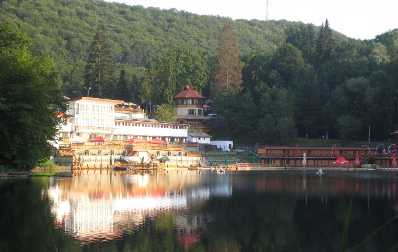 Va vine să credeţi că un lac din România deţine trei recorduri mondiale?