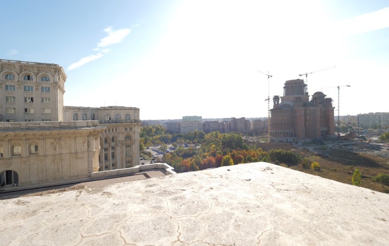 VIDEO/ Cum arată Catedrala Mântuirii Neamului, cu o lună înainte de sfințire. Sute de muncitori roiesc pe șantier, iar construcția e încă departe de a fi terminată