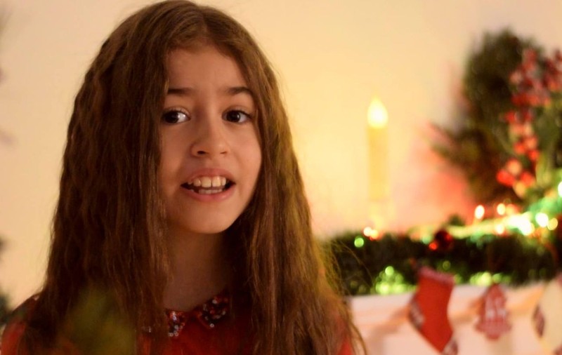 PREMIERĂ LIBERTATEA.RO | Cătălina Mihalache îşi lansează primul videoclip, "Rockin' Around the Christmas Tree"
