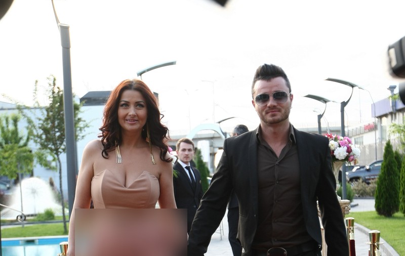 GABRIELA CRISTEA A COMIS-O PE COVORUL ROŞU! Cum arată în SALOPETA pe care a purtat-o! FOTO
