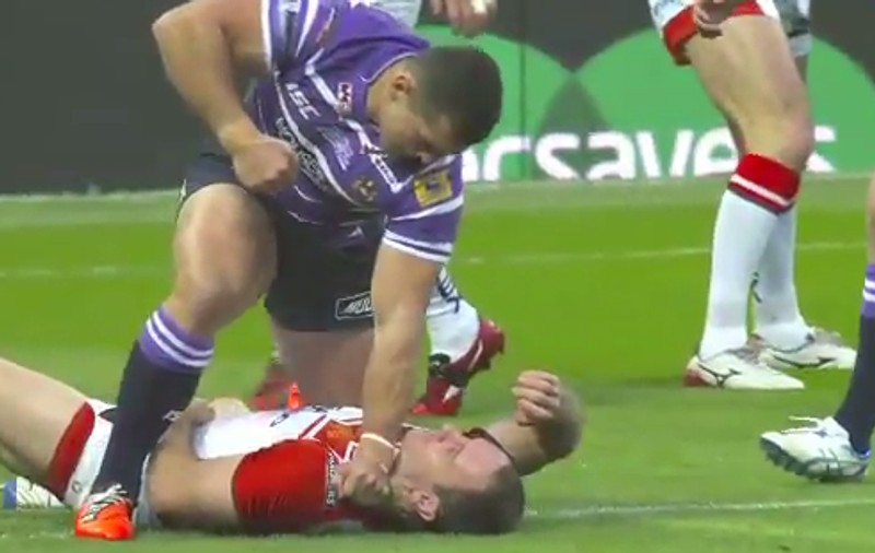 Pumni pe terenul de rugby. Și-a stâlcit un adversar în bătaie / VIDEO