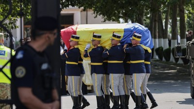 Ion Iliescu dus la groapă FOTO Vlad Chirea