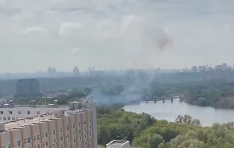 Zborurile de pe două aeroporturi din Moscova, suspendate din cauza unei drone care „a fost doborâtă deasupra orașului”