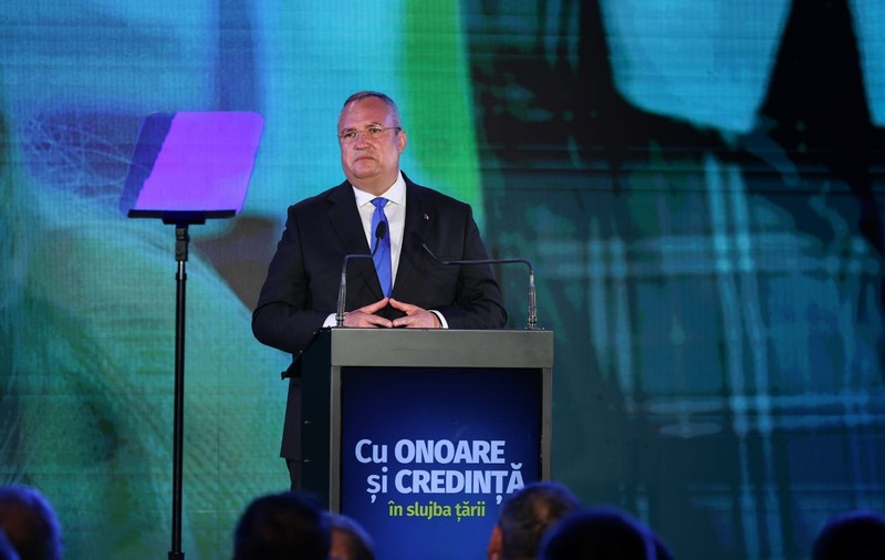 Ce nu s-a văzut la TV la lansarea candidatului Ciucă: aplauze în sală, șușoteli, supărări și deziluzie pe holuri. „Și-a bătut joc de toată munca noastră”