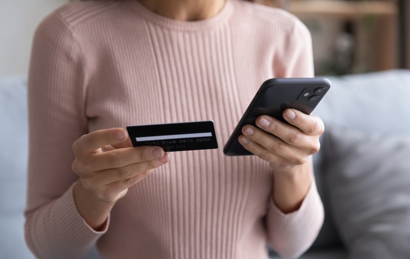 „Fraudă romantică”. O britanică i-a dat 300.000 de lire unui bărbat cunoscut online, crezând că-și vor cumpăra o casă împreună