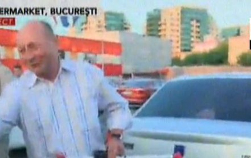 Traian Băsescu a împărțit banane, portocale și bere în parcare. Află cu ce ocazie! | VIDEO