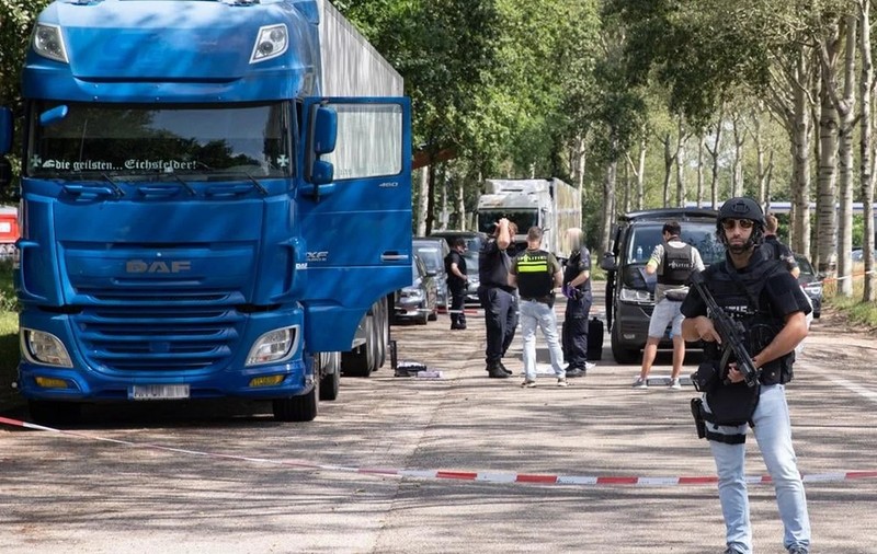 S-a aflat de ce polițiști înarmați până în dinți au păzit camionul unui șofer român în timp ce era percheziționat de criminaliști, în Olanda