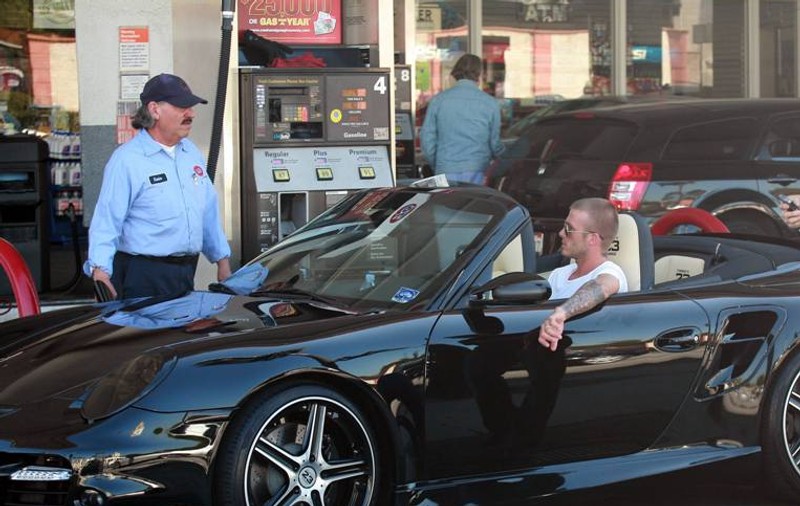 Glumă macabră pe Internet: David Beckham a murit în accident de maşină! 
