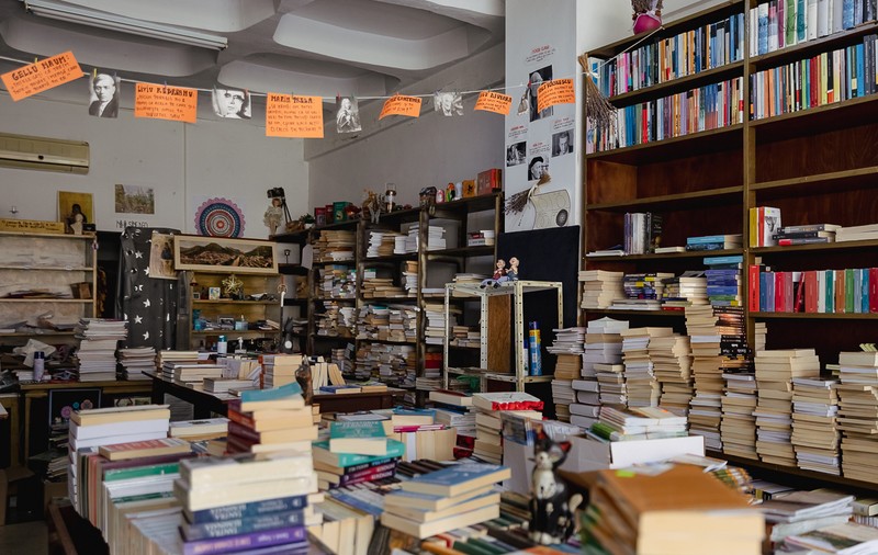 REPORTAJ. Băile Herculane riscă să-și piardă singura librărie. Povestea familiei care a deținut-o timp de 50 de ani