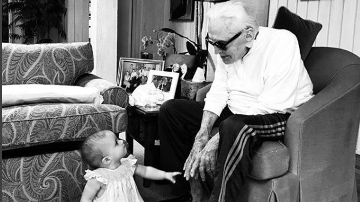 kirk douglas alaturi de stranepoata lui