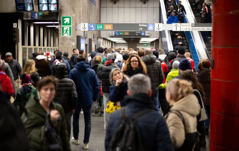 Metroul din București circulă cu întârzieri. Mai mulți mecanici „s-au îmbolnăvit”, după ce sindicaliștii au amenințat luni cu greva