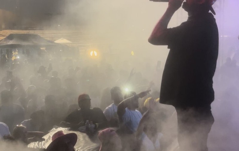Un rapper folosește un tun de canabis pentru a sufla fum de marijuana asupra mulțimii de la un festival - VIDEO