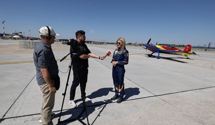 Andreea Bănesaru, oferind un interviu ziarului Libertatea, pe Aeroportul Băneasa în cadrul BIAS 2025. Foto: Vlad Chirea / Libertatea