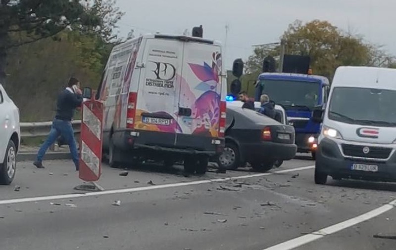 Accident pe centura de nord a Capitalei. O dubă s-a ”înfipt” într-un autoturism