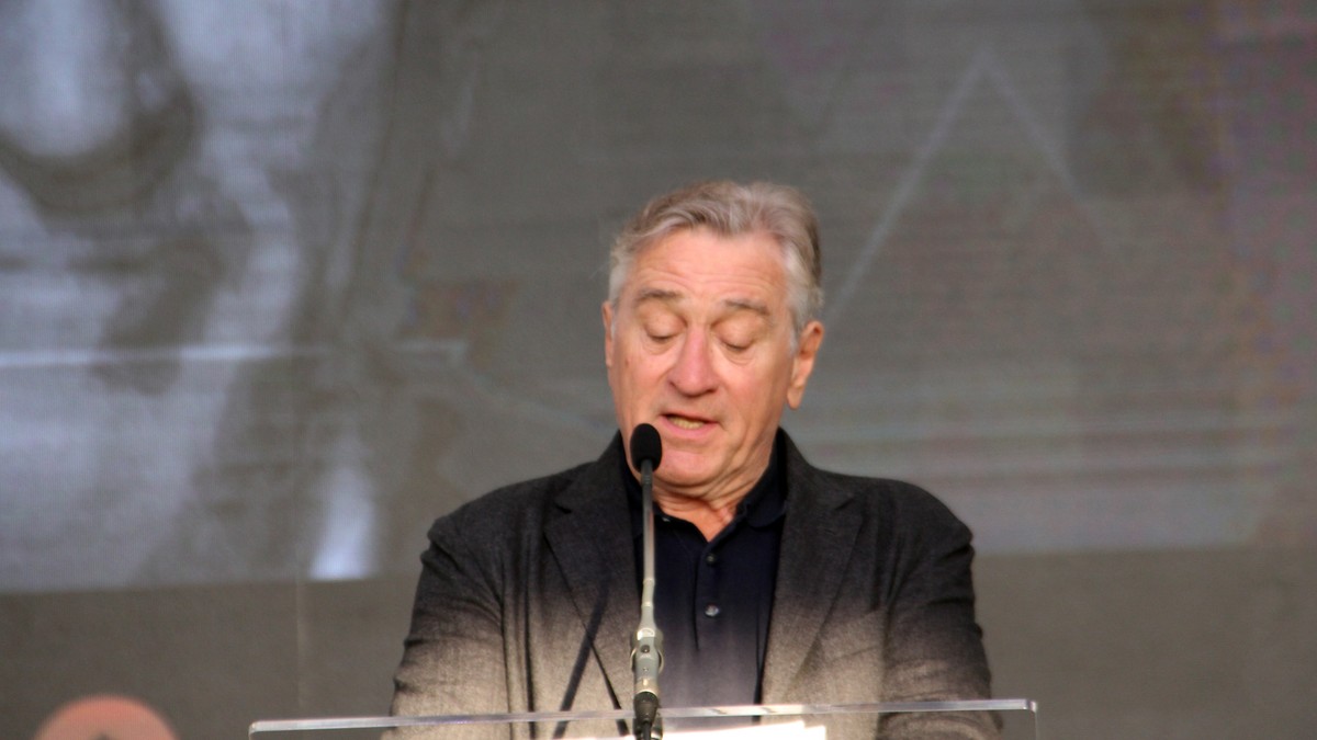 Reacția lui Robert de Niro, dupa găsirea coletului suspect. Robert de Niro, în timpul unu discurs