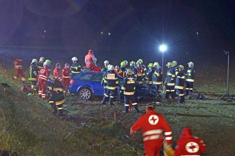 Peste 100 de pompieri și medici au fost chemați la locul accidentului. BFK Waidhofen an der Thaya / Stefan Mayer