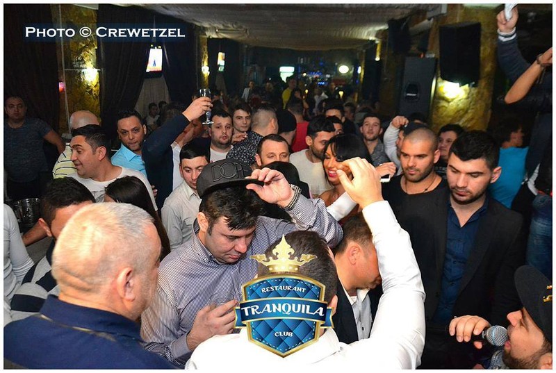 Alin Grindan (cu mâna la șapcă), în primul rând la concertele din club | Sursa foto: Club Tranquila