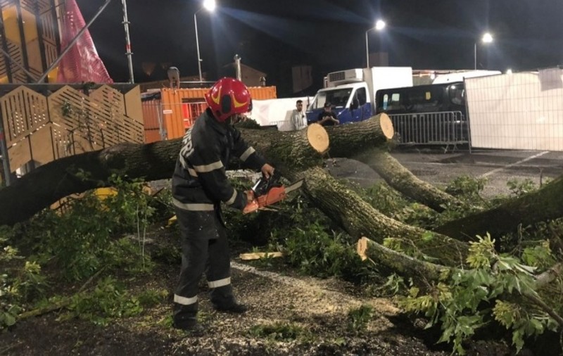 Străzi inundate, copaci rupți și zeci de apeluri la 112 în Cluj-Napoca, după o furtună violentă