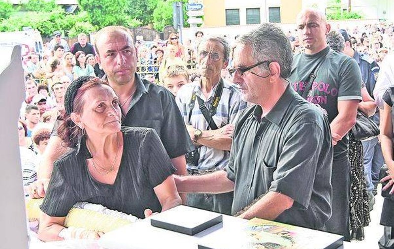 Ion Manole, la mormântul fiicei de ziua lui: ”Iartă-mă fetița mea, nu pot veni după tine!”