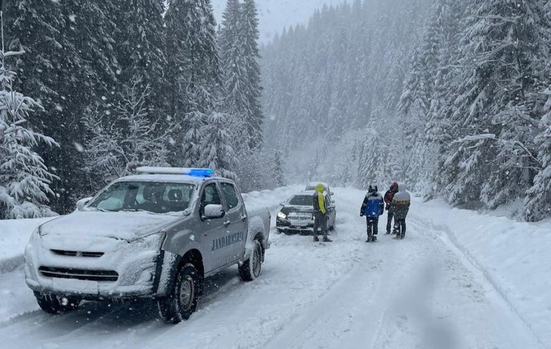 Mai mulți turiști au rămas înzăpeziți pe drumul spre pârtia Transalpina. Jandarmii i-au scos din nămeți 