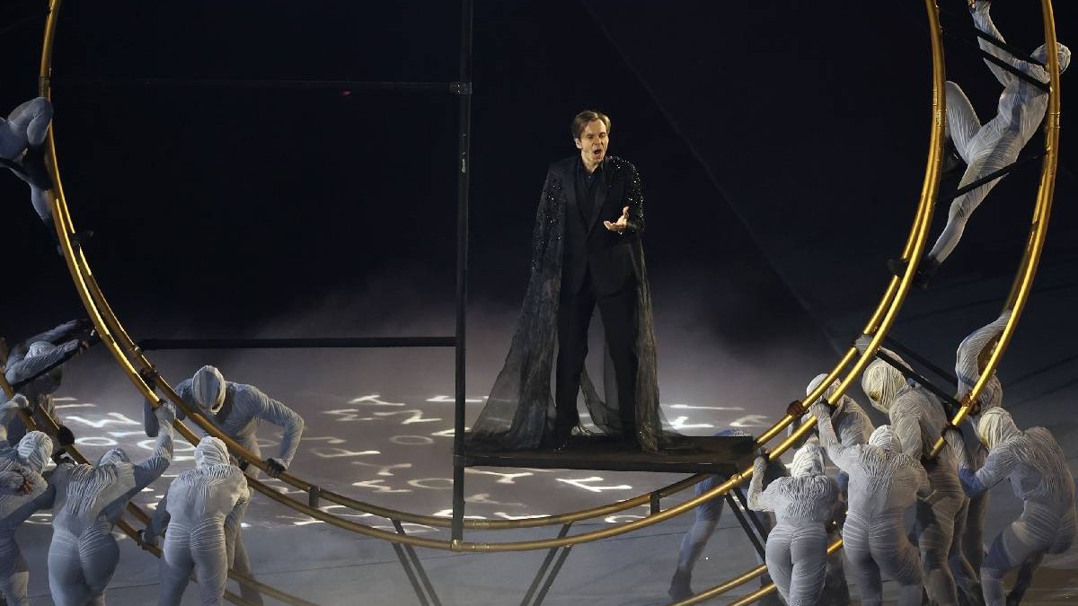 Cântărețul Benjamin Bernheim susține un concert pe Stade de France în timpul ceremoniei de închidere a Jocurilor Olimpice de la Paris din 2024.
