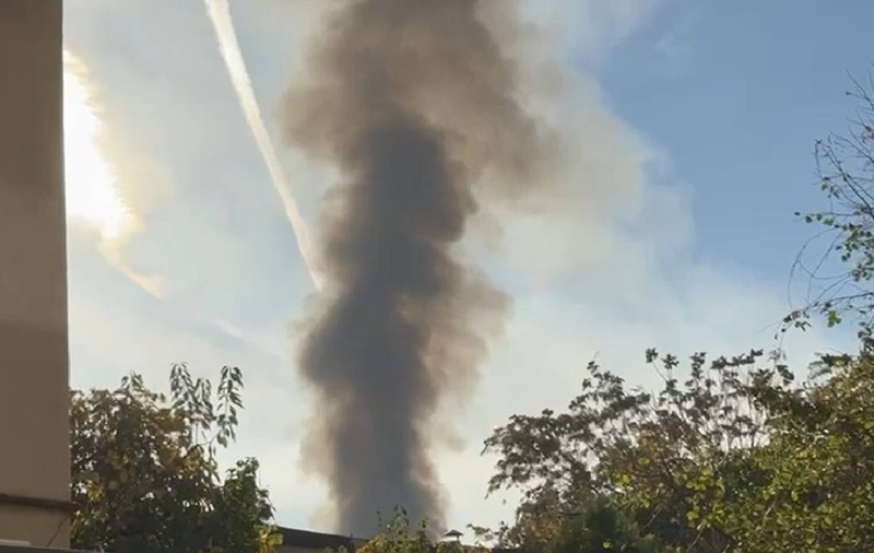 Incendiu violent pe Intrarea Mieilor din București: flacără deschisă și degajări mari de fum