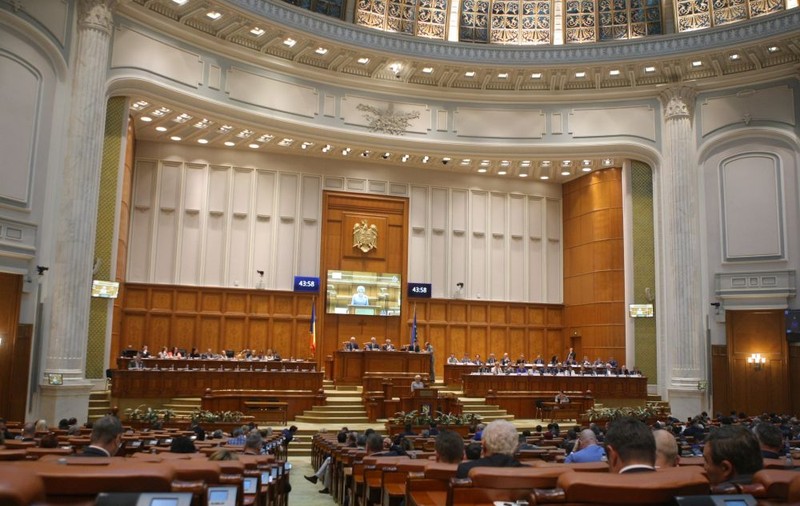 Parlamentarii nu renunţă la pensiile speciale ale aleşilor locali, deşi au fost declarate neconstituţionale. Un proiect, "păstrat" în comisii, în aşteptarea alegerilor din 2020