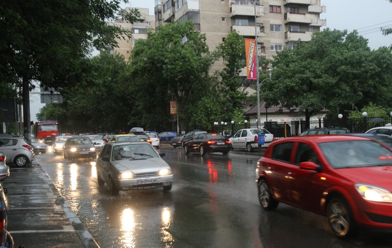 Pasajul Unirii A FOST INUNDAT, în urma ploii din Bucureşti! Circulaţia a fost deviată timp de o oră şi jumătate