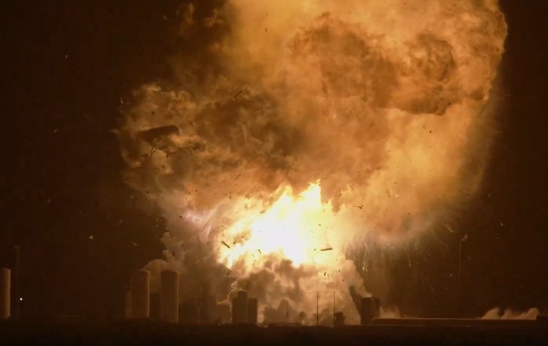 Momentul în care racheta Starship a lui Elon Musk explodează într-o minge uriașă de foc