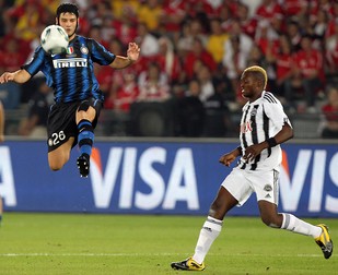 Cristi Chivu și Joel Kimwaki în meciul dintre Inter Milan și TP Mazembe din 2010. Foto: Profimedia