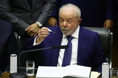Lula a încălcat protocolul și a semnat inaugurarea cu un pix primit de la un susținător, în 1989!