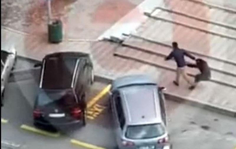 Femeie bătută și băgată într-un tomberon, în Pitești. Imagini șocante |VIDEO