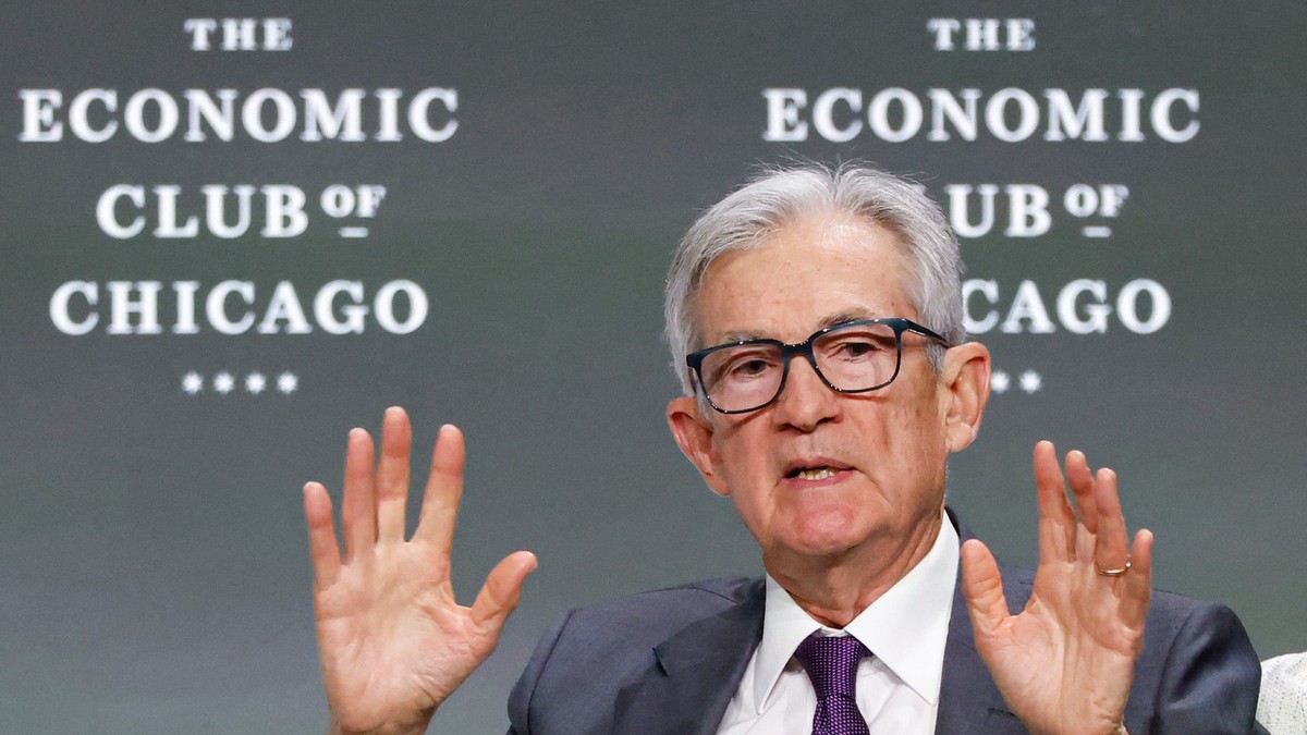 Șeful Rezervei Federale Americane, Jerome Powell, îmbrăcat la costum, are o intervenție la Economic Club of Chicago Foto: Profimedia