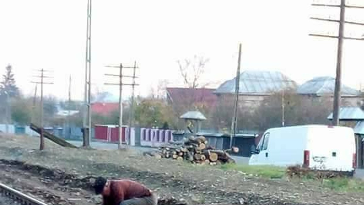 Câine legat cu lanțul de calea ferată de către un bătrân din Neamț