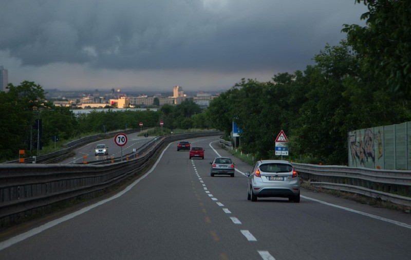 Șoferii români, victime ale măsurilor pentru reducerea deficitului bugetar: rovinieta ar putea să se scumpească cu 80%
