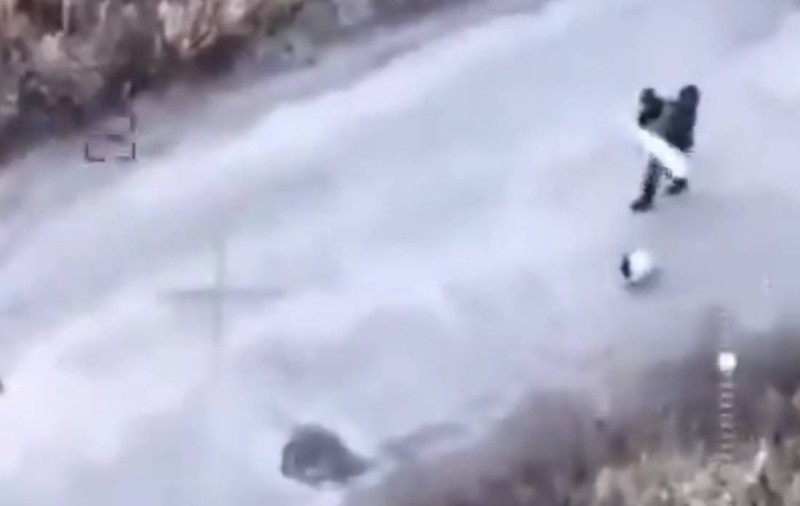 Doi bătrâni din Ucraina, care fluturau steaguri albe, au fost omorâți cu drone de rușii care au și filmat momentul | VIDEO