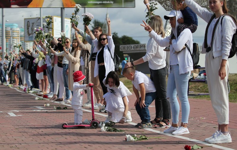 Greve și lanțuri umane: protestele din Belarus evoluează după violențele soldate cu cel puțin doi morți și mii de arestări
