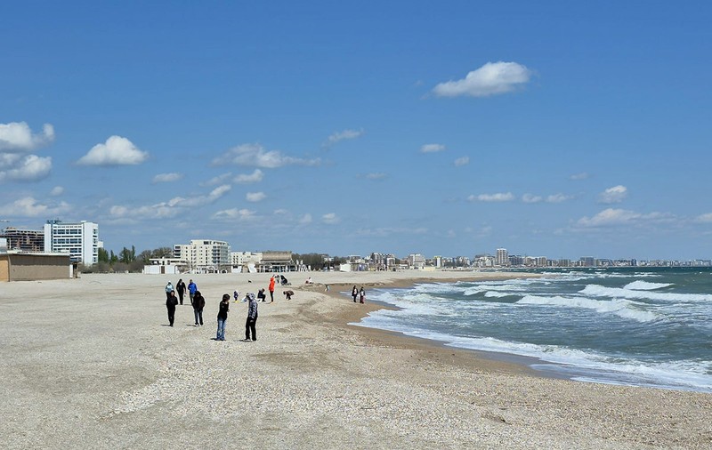 Minivacanța de 1 Mai a început timid în stațiunea Mamaia: puțini turiști, telegondole goale și vânt puternic pe litoral 